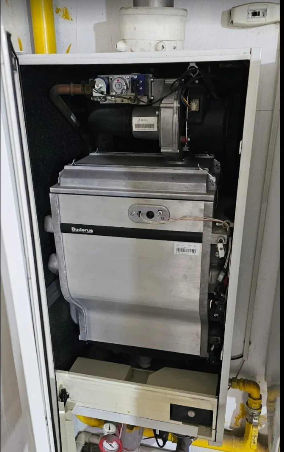 Arıza tespiti için açılmış Buderus Logamax plus kombi