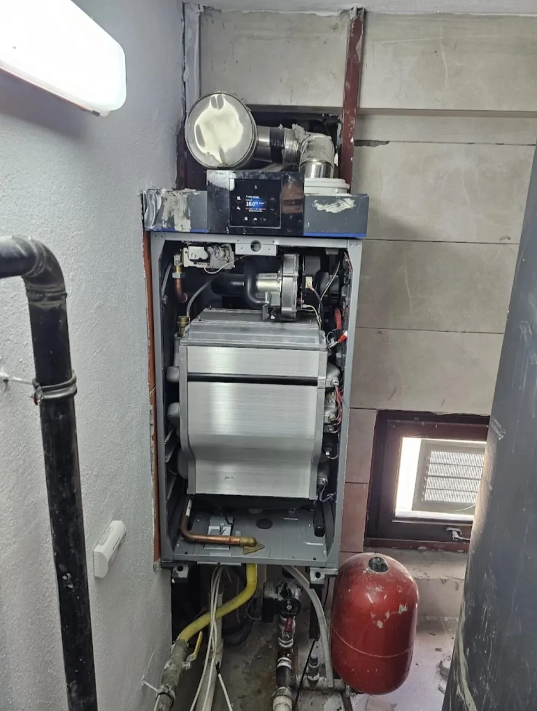 Periyodik bakım için kapağı açılmış yoğuşmalı kombi
